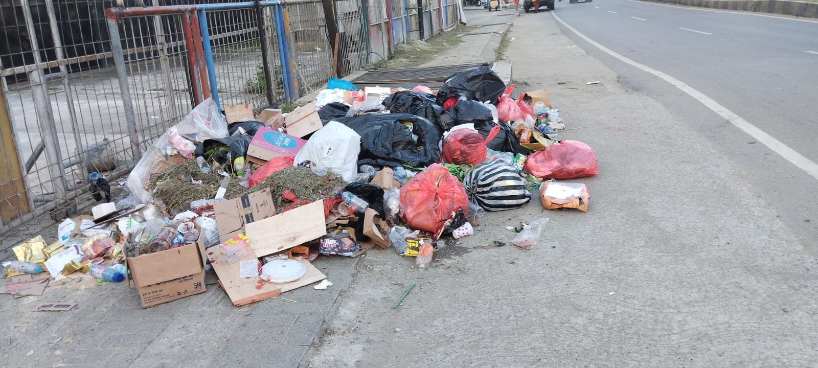 Sampah Menumpuk 5 Hari di Pinggir Jalan Sentani, DLH Jayapura Sebut Solar Subsidi Terhenti