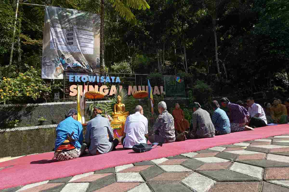 Ratusan Umat Buddha Kulonprogo Gelar Ritual Waisak di Sungai Mudal, Padukan Ekoteologi dengan Budaya Lokal