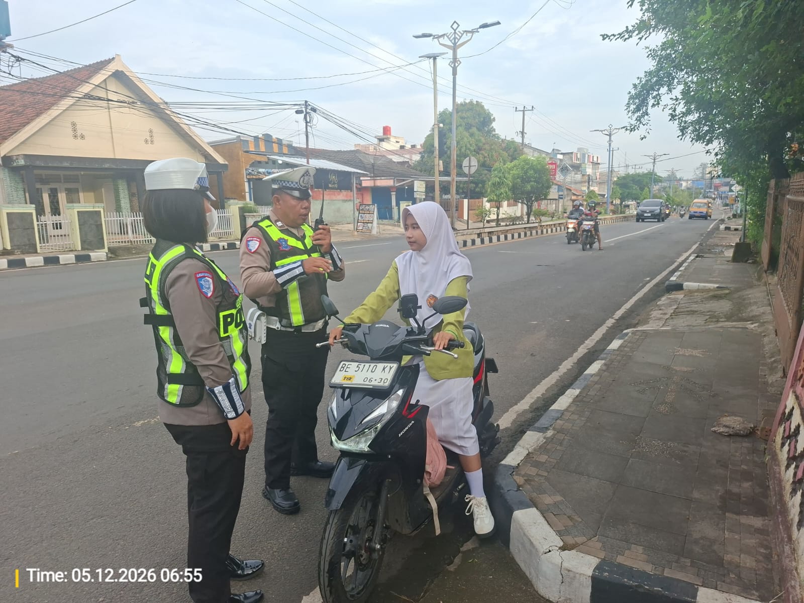 Sat Lantas Polres Lampung Utara Tegur Pengendara Tanpa Helm di 5 Titik Jalan, Begini Respons Warga