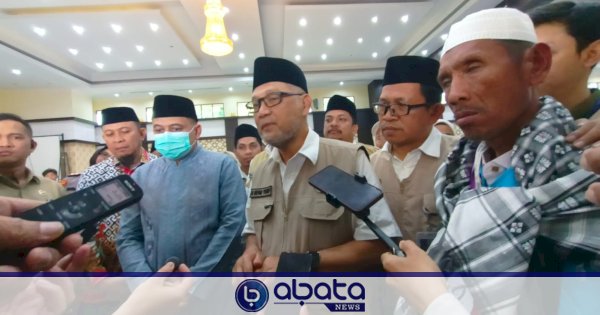 Menteri Haji Mochamad Irfan Yusuf Sambut Kedatangan Jemaah Kloter 17 UPG di Makassar, 391 Orang Tiba