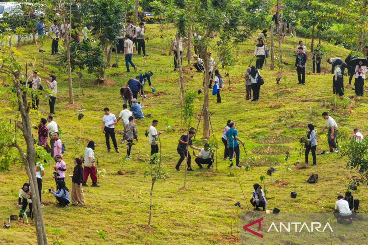 OIKN dan Perbanas Tanam 1.153 Pohon di RTH Embung H KIPP IKN, Basuki Sebut Sudah Budaya