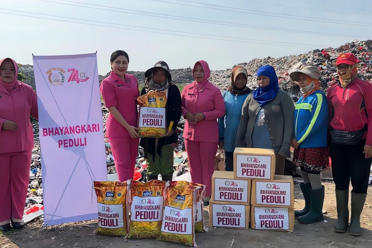 Bhayangkari Singkawang Bagikan Bansos Sembako untuk Pemulung di TPA Jalan Wonosari