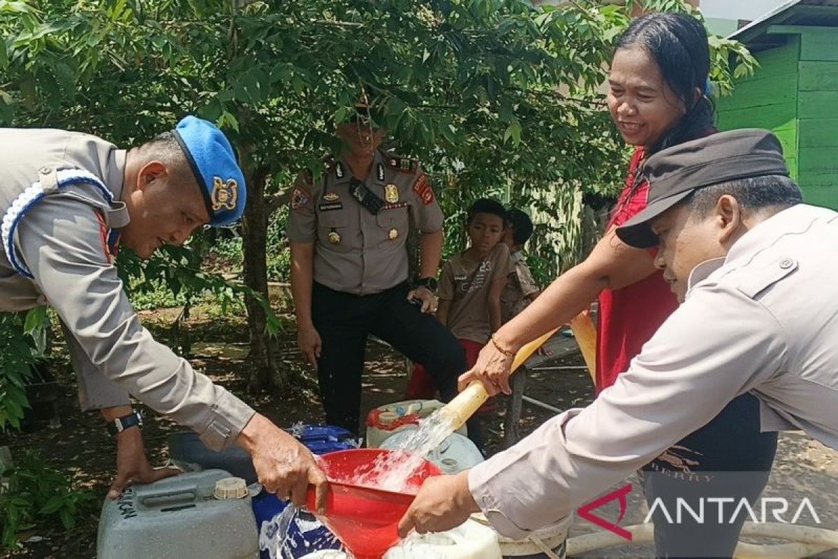 Polda Sumsel Salurkan 7.000 Liter Air Bersih untuk 100 Kepala Keluarga di Musi Banyuasin