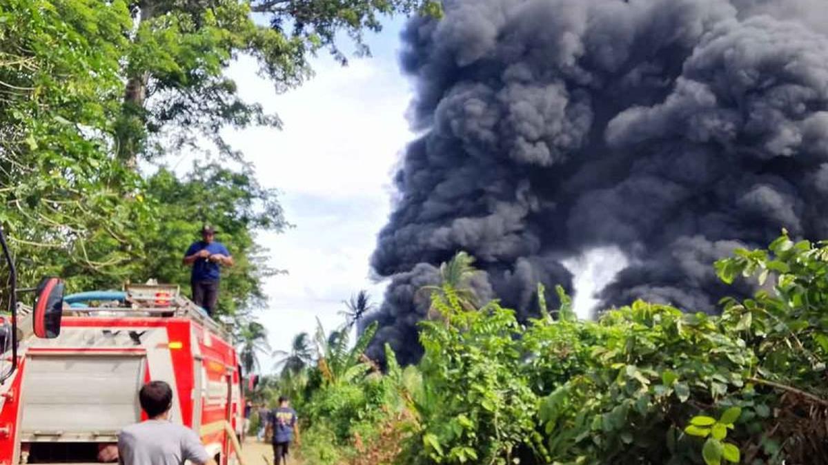 Sumur Minyak Tradisional di Aceh Timur Masih Terbakar, BPBD Fokus Cegah Api Merambat ke Lahan Warga