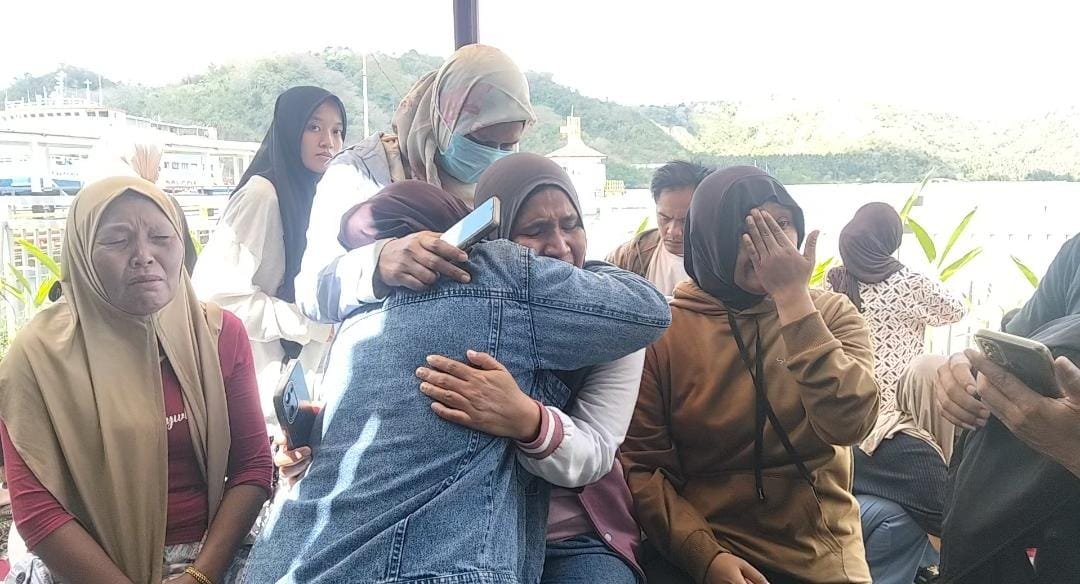 KMP Putri Yasmin Terbakar di Selat Lombok, 5 Keluarga Masih Menunggu Kabar di Pelabuhan Lembar
