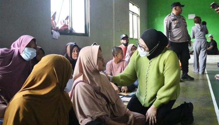 Wabup Tangerang Intan Nurul Hikmah Tinjau Posko Pengungsi TPA Jatiwaringin, Pastikan Distribusi Bantuan dan Layanan Kesehatan Berjalan