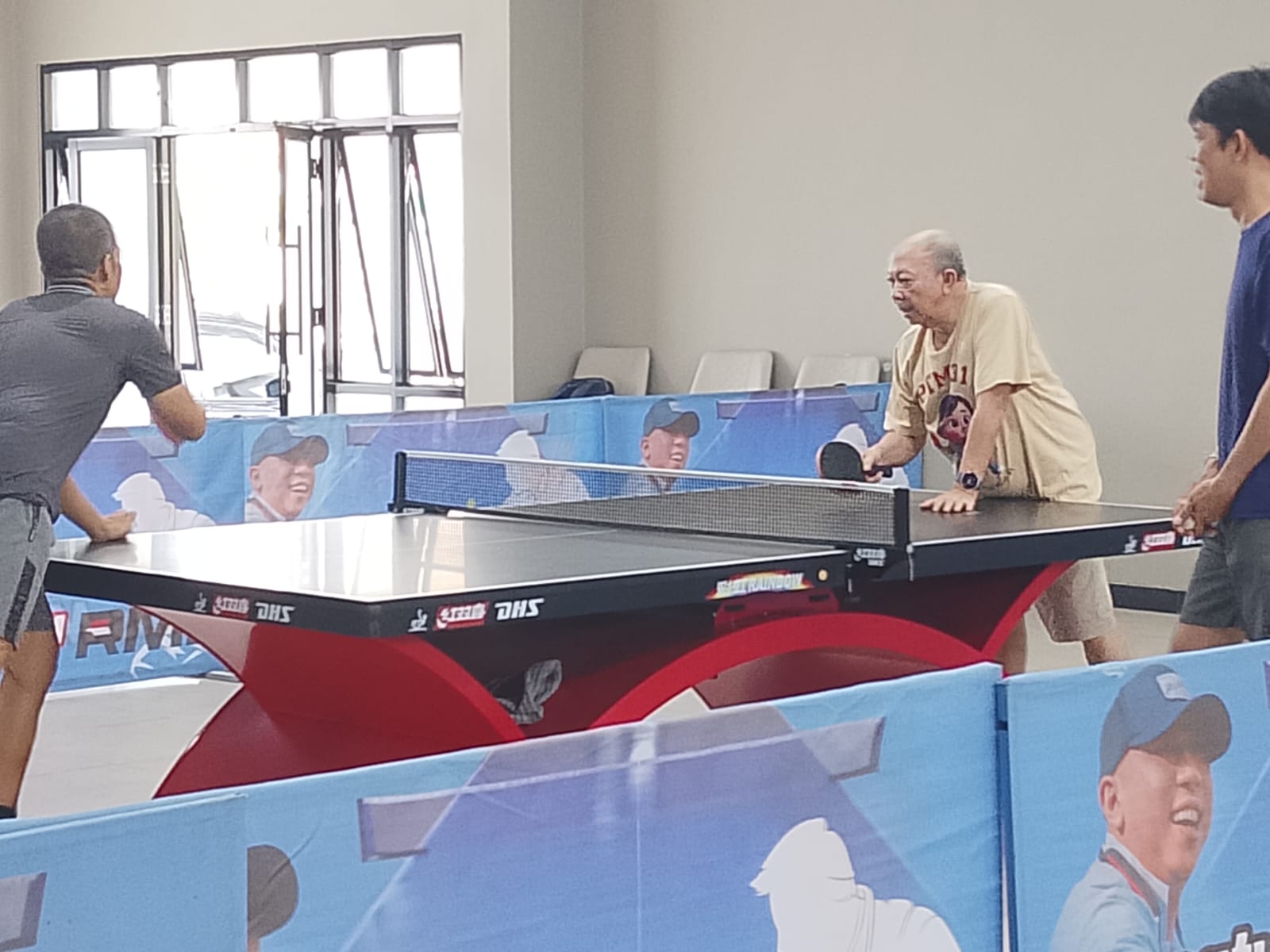 Tokoh Lampung Faisol Djausal Main Bareng Peserta Seleksi, Beri Motivasi Tim Tenis Meja Porwanas