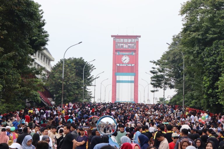 Ribuan Warga Padati CFD Palembang, Wahana Flying Fox Gratis dari Damkar Jadi Magnet Keluarga