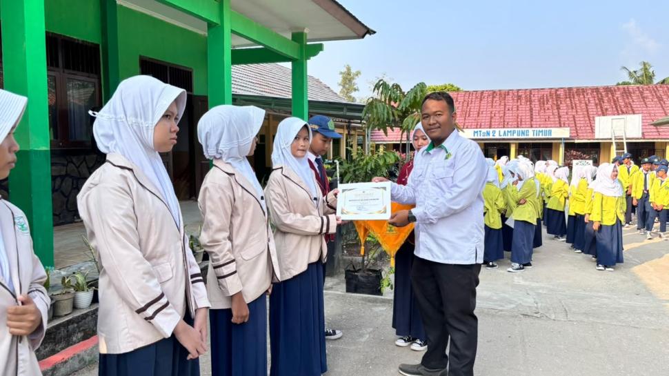 MTs Negeri 2 Lampung Timur Beri Sertifikat ke Siswa Berprestasi, Kepala Madrasah Sebut Ini Bukan Sekadar Penghargaan