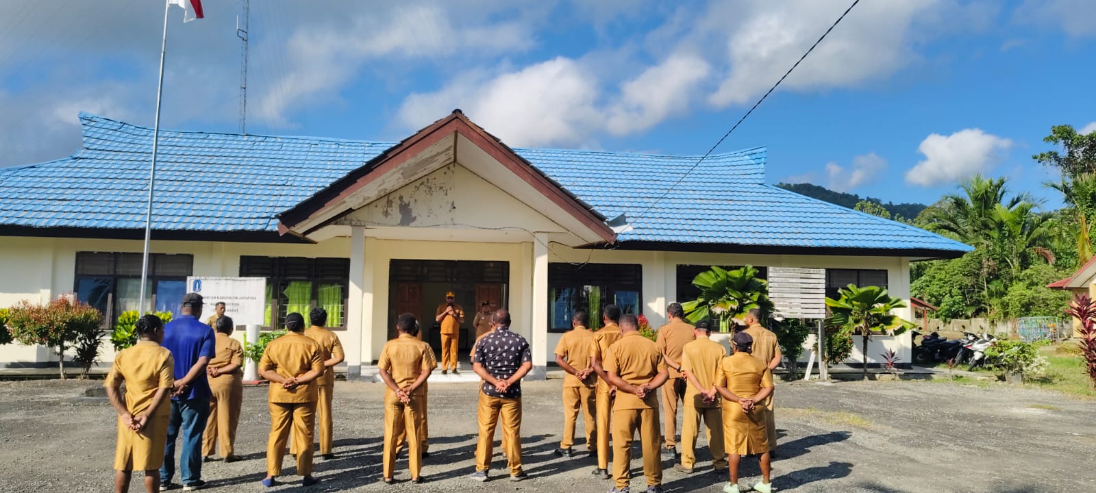 Asisten I Pemkab Jayapura Pimpin Apel di Distrik Sentani Barat, Tekad Genjot Pelayanan Publik ke 19 Distrik