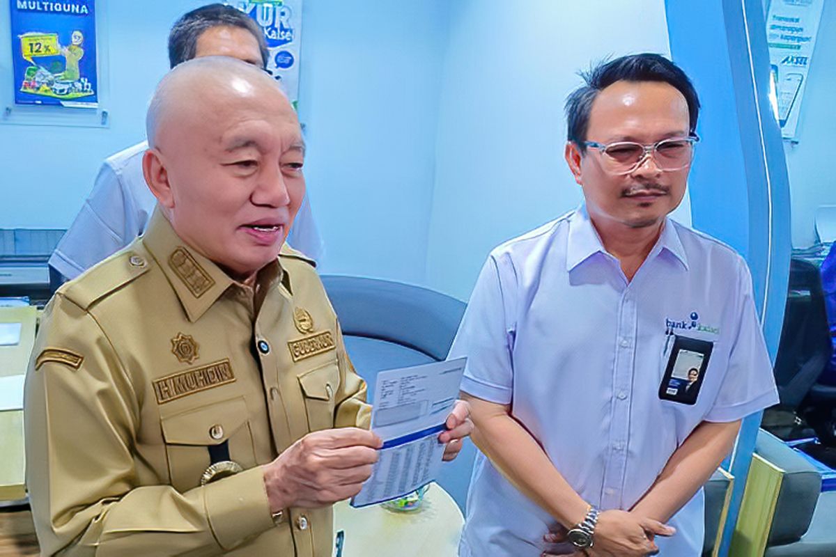 Bank Kalsel Resmi Beroperasi Sebagai Bank Devisa, Gubernur Muhidin Buka Rekening Valas Perdana
