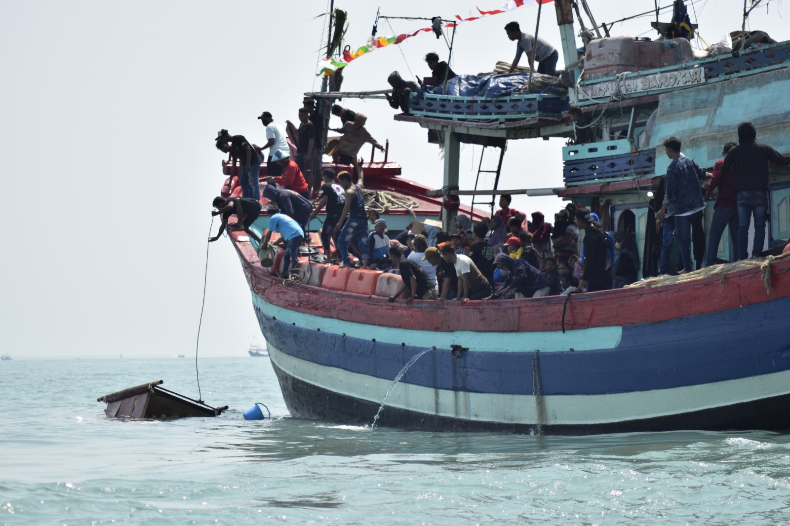 Ratusan Nelayan dan Warga Padati Laut Jawa, Polres Tegal Kota Kerahkan Personel Gabungan Amankan Larung Saji Sedekah Laut 2026