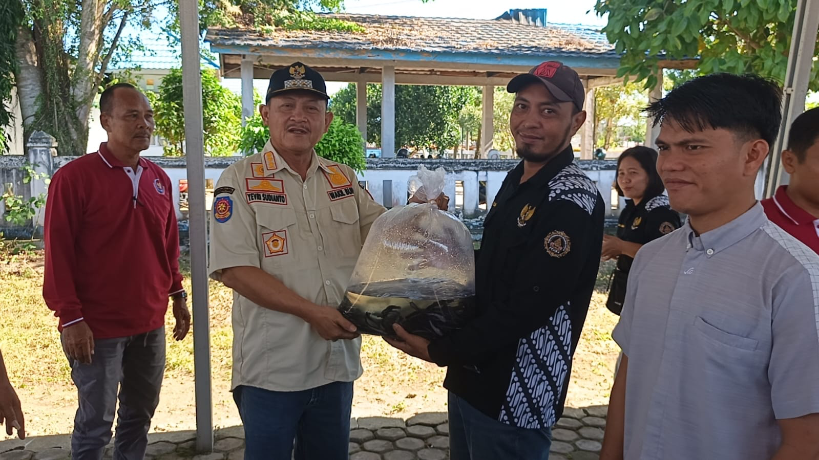 Pemkab Bengkulu Selatan Salurkan Bantuan Budikdamber untuk Empat Kelompok, Warga Dapat Benih Lele dan Pakan