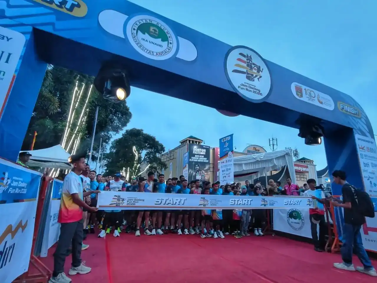 2.000 Pelari dari Berbagai Negara Ramaikan Jam Gadang Fun Run 2026, Puncak Perayaan Satu Abad Menara Ikonik Bukittinggi