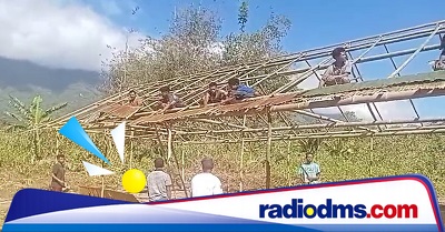 Warga Negeri Maraina Gotong Royong Bangun Sekolah Darurat dari Bambu dan Daun Rumbia untuk SMPN 126 Maluku Tengah