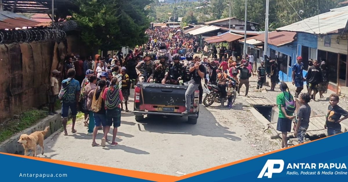 Patroli Gabungan Ops Damai Cartenz di Intan Jaya Bawa Makanan Ringan untuk Anak-Anak, Ini Tujuannya