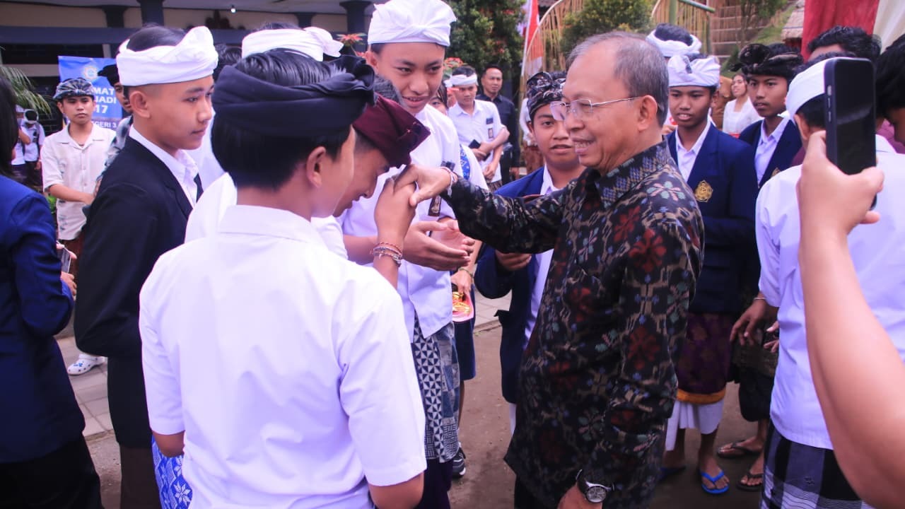 Gubernur Bali Wayan Koster Cerita Masa Kecil di Bangli: Buruh Angkut Bata Merah hingga Les Privat Biayai Kuliah di ITB