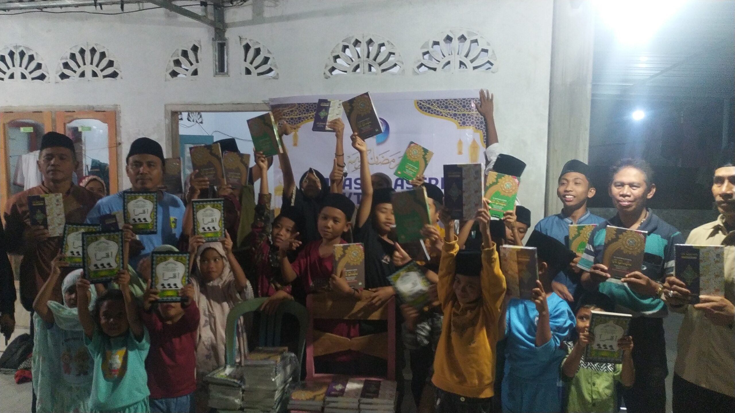 Bantu Guru Ngaji dan Santri, Yayasan Astri Bakti Insani Salurkan 590 Al-Quran dan Iqro’ ke Enam TPQ di Lombok Timur
