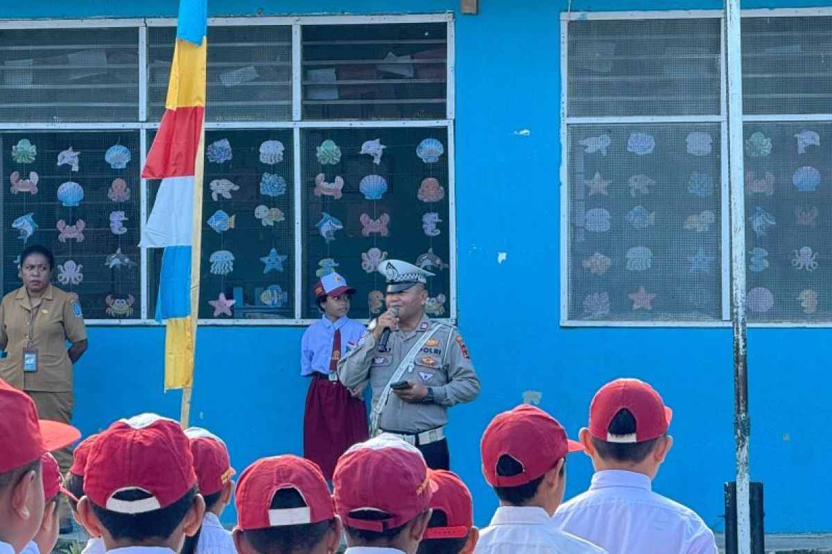Polres Jayapura Tanamkan Etika Berlalu Lintas ke Pelajar SD Kristen Permata Sentani, Tekankan Pentingnya Helm