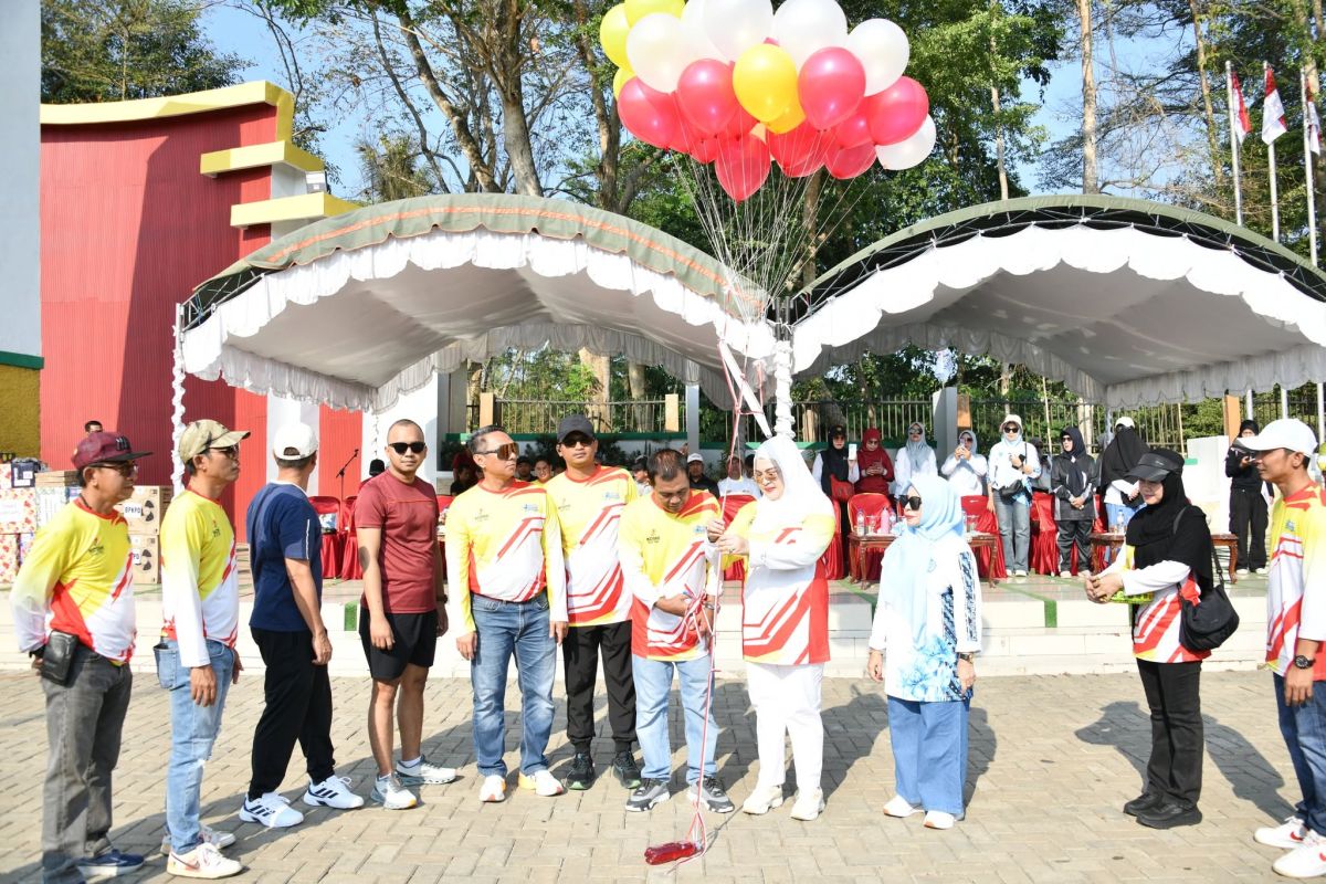 Bupati HSS Syafrudin Noor dan Istri Ikut Senam di Lapangan Lambung Mangkurat, Kampanye Pola Hidup Sehat Bareng Warga