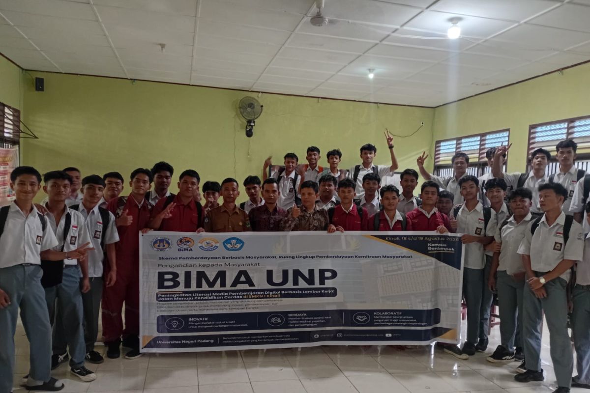 Dosen UNP Latih 11 Guru dan 90 Siswa SMKN 1 Kinali Pasaman Barat Produksi LKPD Digital Interaktif