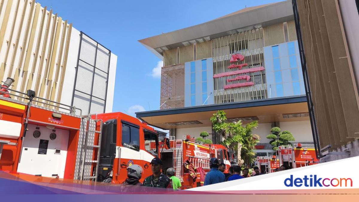 Kebakaran Proyek Rumah Sakit di Denpasar, 30 Pekerja Lantai 6 Dievakuasi, Satu Orang Pingsan