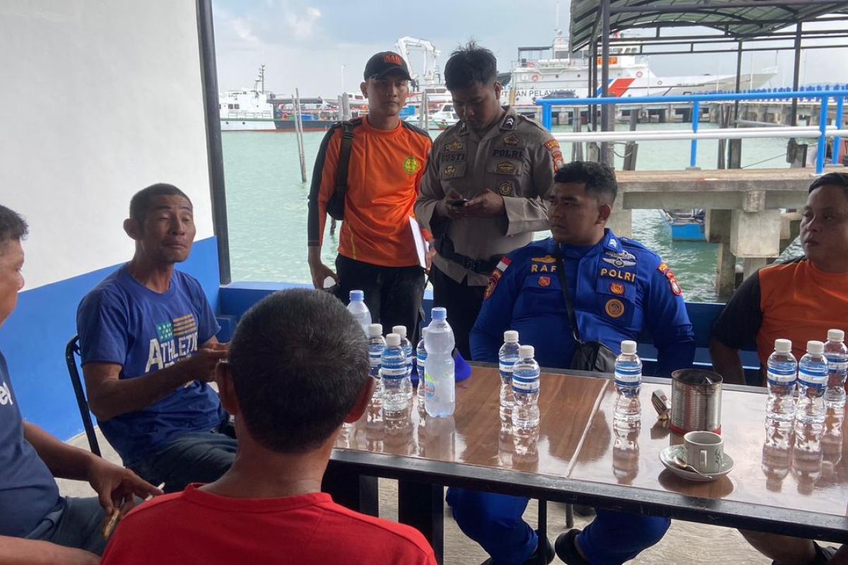 Nelayan Hanyut di Perairan Bintan Utara Ditemukan Selamat, Tim SAR Gabungan Tarik Kapal Mati Mesin ke Dermaga