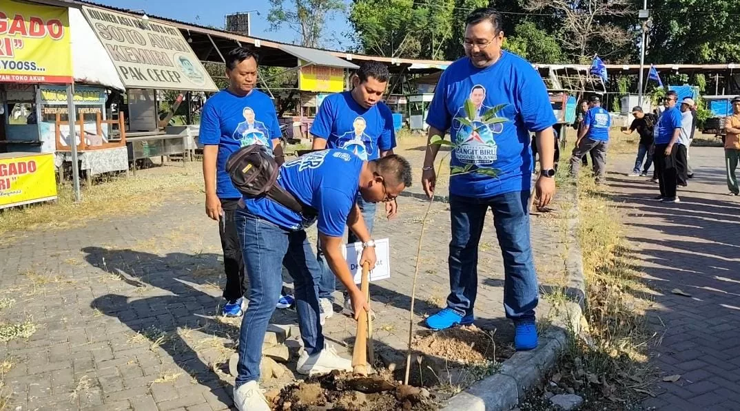 Sambut HUT Ke-25, Demokrat Pati Birukan Alun-alun Kembangjoyo dengan Bersih-bersih dan Cek Kesehatan Gratis