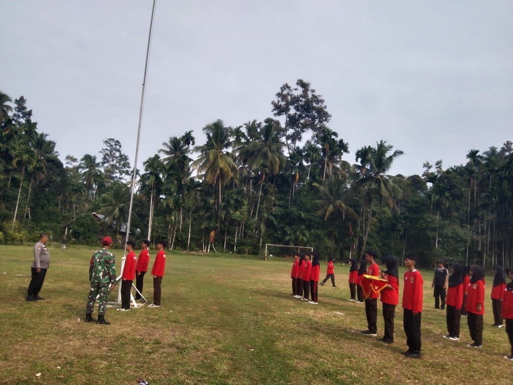 Babinsa dan Bhabinkamtibmas Latih Paskibra Kecamatan Padang Sago untuk HUT RI ke-81