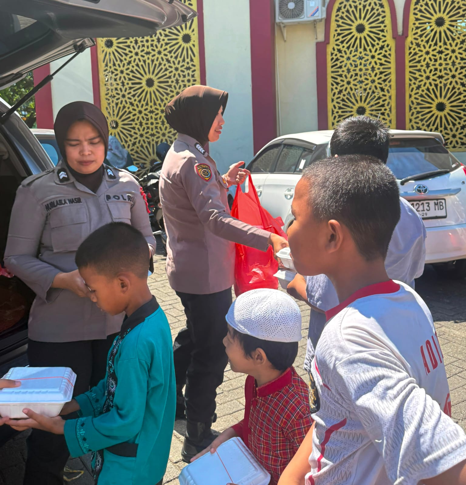 Polwan Polres Pangkep Bagikan 120 Nasi Kotak ke Jamaah Masjid Al-Ikhlas, Wujud Jumat Berkah