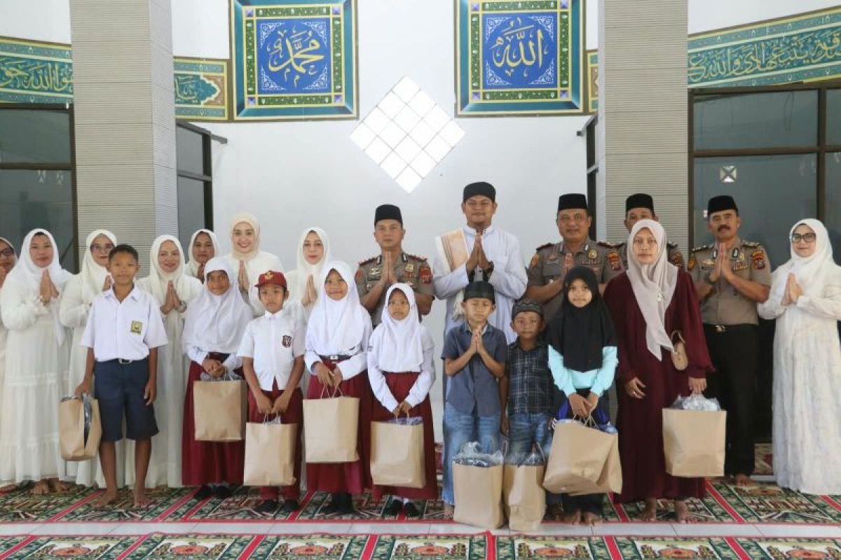 Kapolres Simalungun Pimpin Doa Bersama dan Santuni Anak Yatim di Pematang Raya