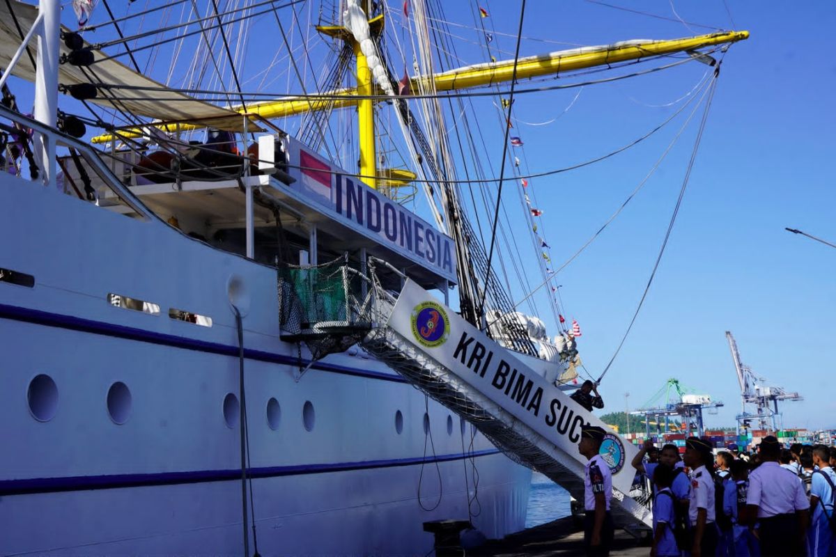 KRI Bima Suci Dipadati Warga Bitung di Hari Terakhir Open Ship, Pelajar hingga Keluarga Antre Naik Kapal Latih TNI AL
