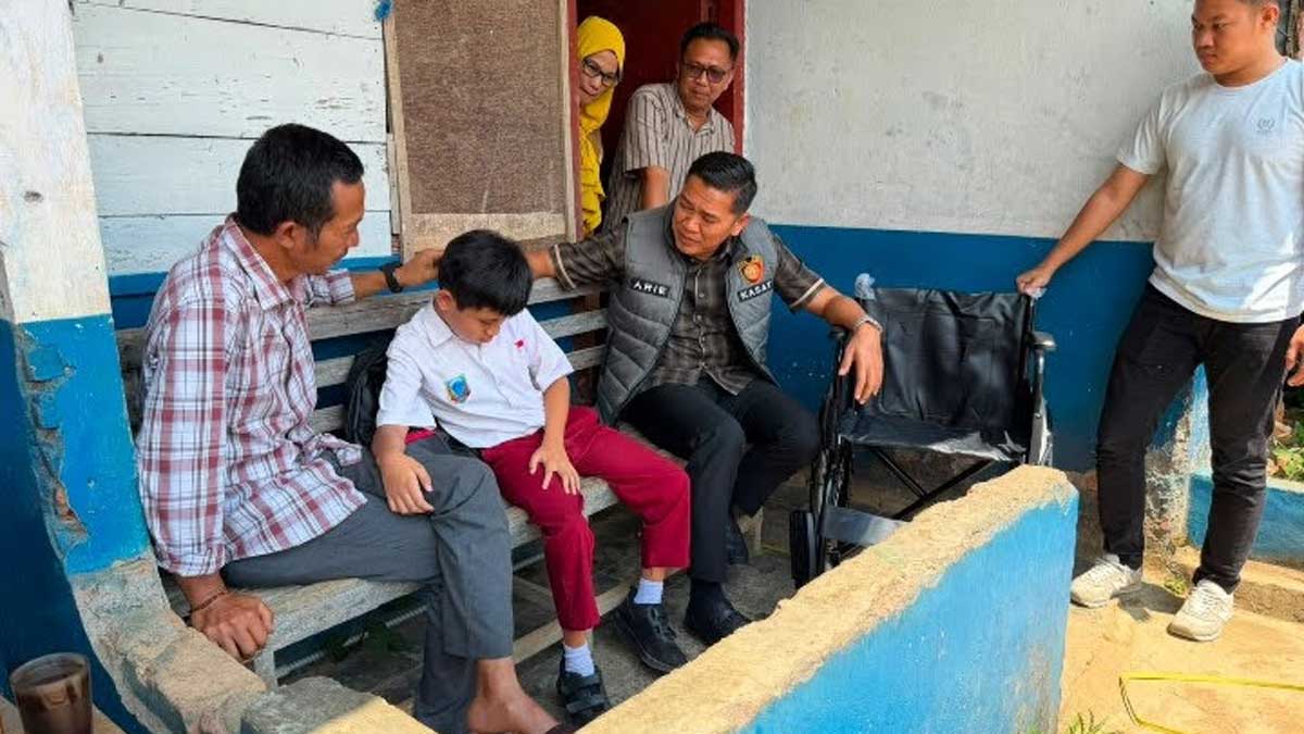 Polres Lahat Salurkan Kursi Roda dan Sembako untuk Dua Pelajar di Kecamatan Jarai Lewat Program GEBRAKAN
