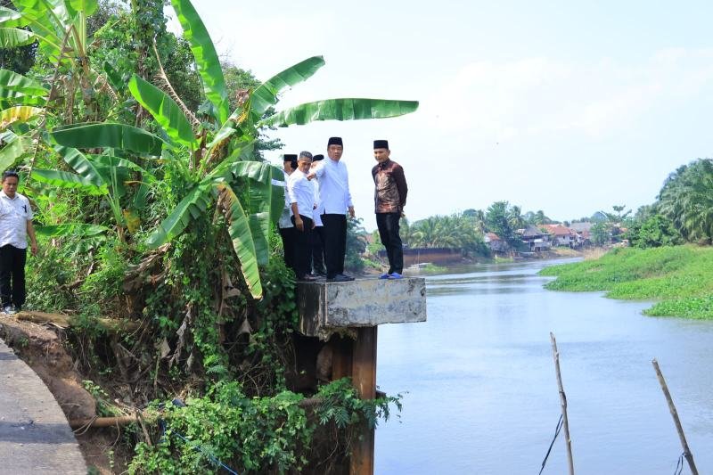 Jalan Poros di Pemulutan Barat Longsor Akibat Abrasi Sungai, Wagub Sumsel Minta Proposal Perbaikan Segera Disusun