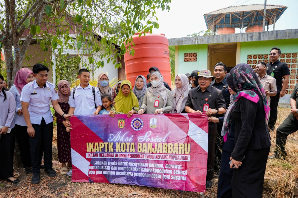 Wali Kota Banjarbaru Lisa Halaby Salurkan Ribuan Liter Air Bersih ke Warga Sungai Ulin yang Sumurnya Mengering