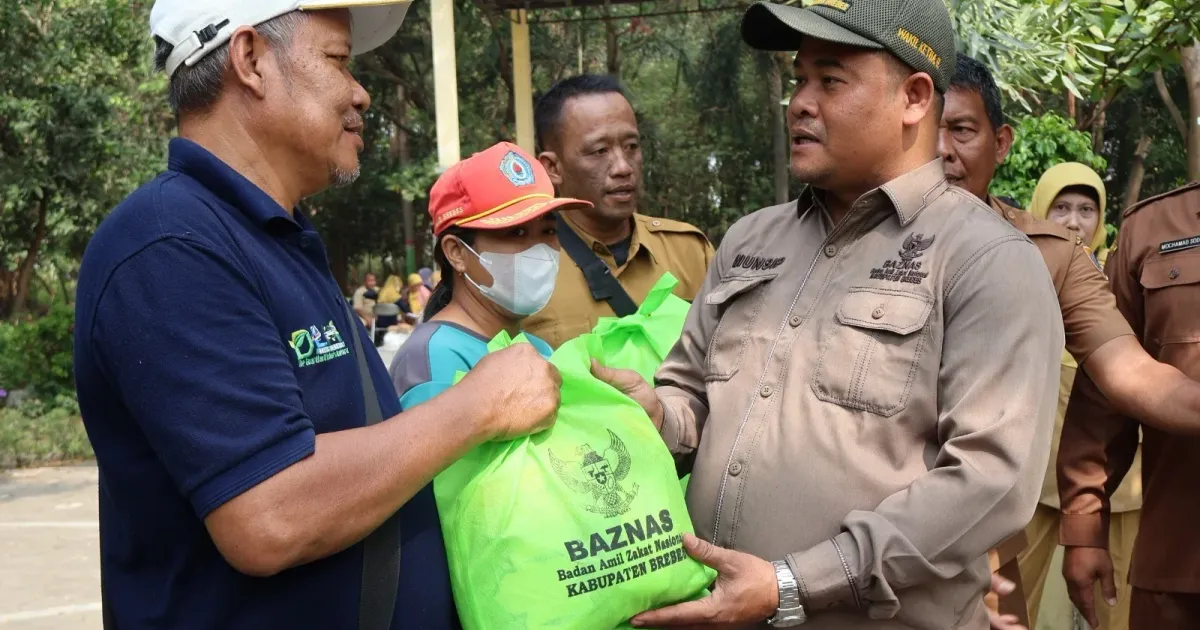 200 Petugas Kebersihan DLH Brebes Terima Cek Kesehatan Gratis dan Paket Sembako di Taman Edukasi