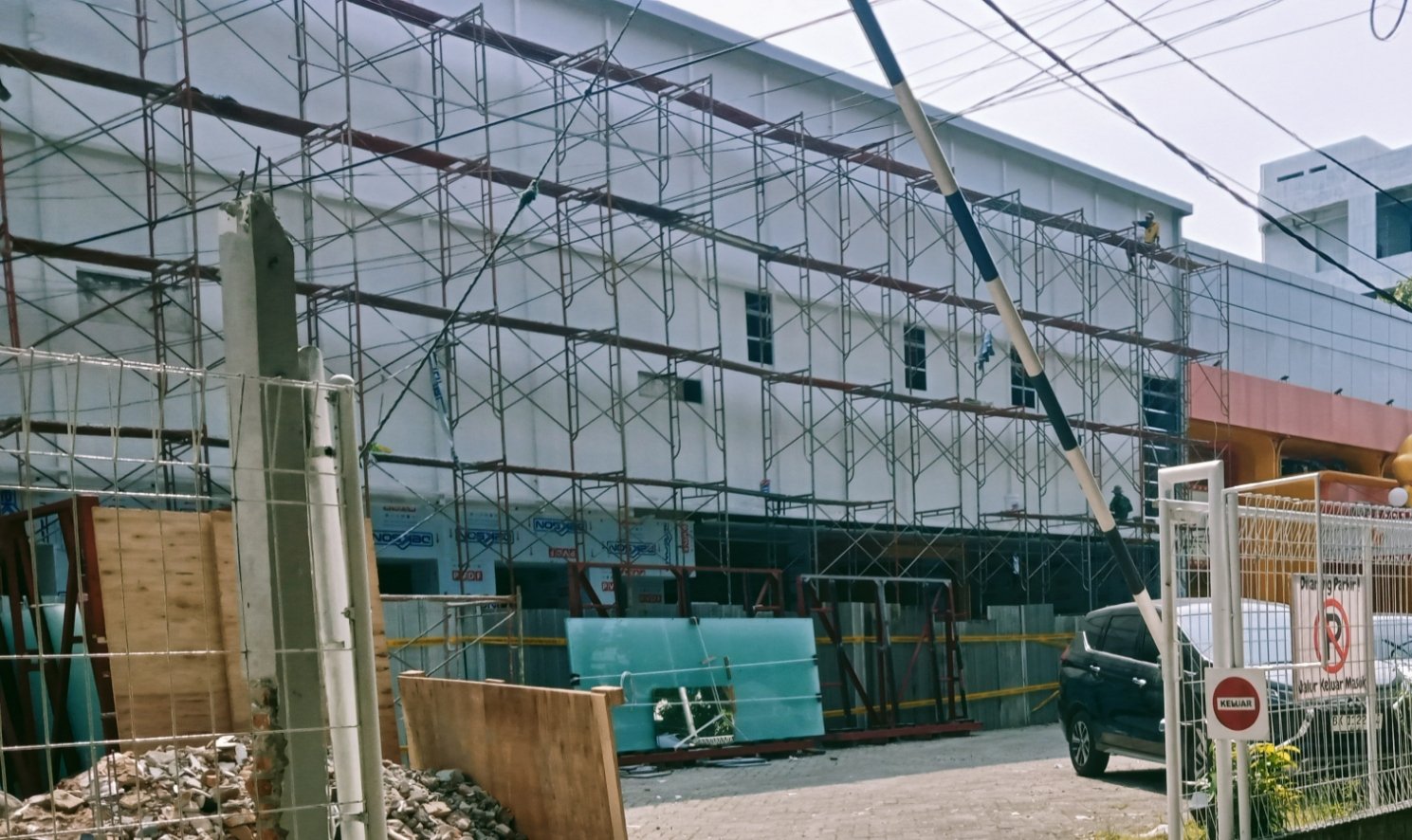 Bangunan Tanpa PBG di Medan Nekat Dibangun Jadi Showroom Mobil, Warga Curiga Ada Oknum DPRD
