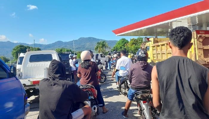 Kelangkaan BBM Subsidi di Flores Timur: Warga Antre Berjam-jam, Harga Pertalite Eceran Tembus Rp30.000 per Botol