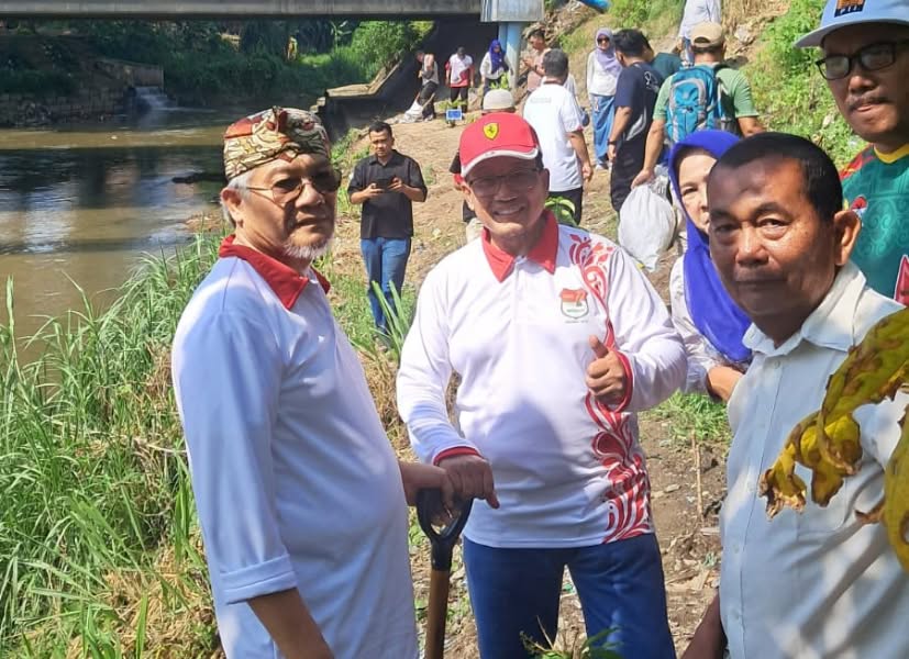 MS Kaban Tanam Puluhan Bibit Pohon Buah di Bantaran Sungai Denai Medan Bersama Alumni SMAN 7