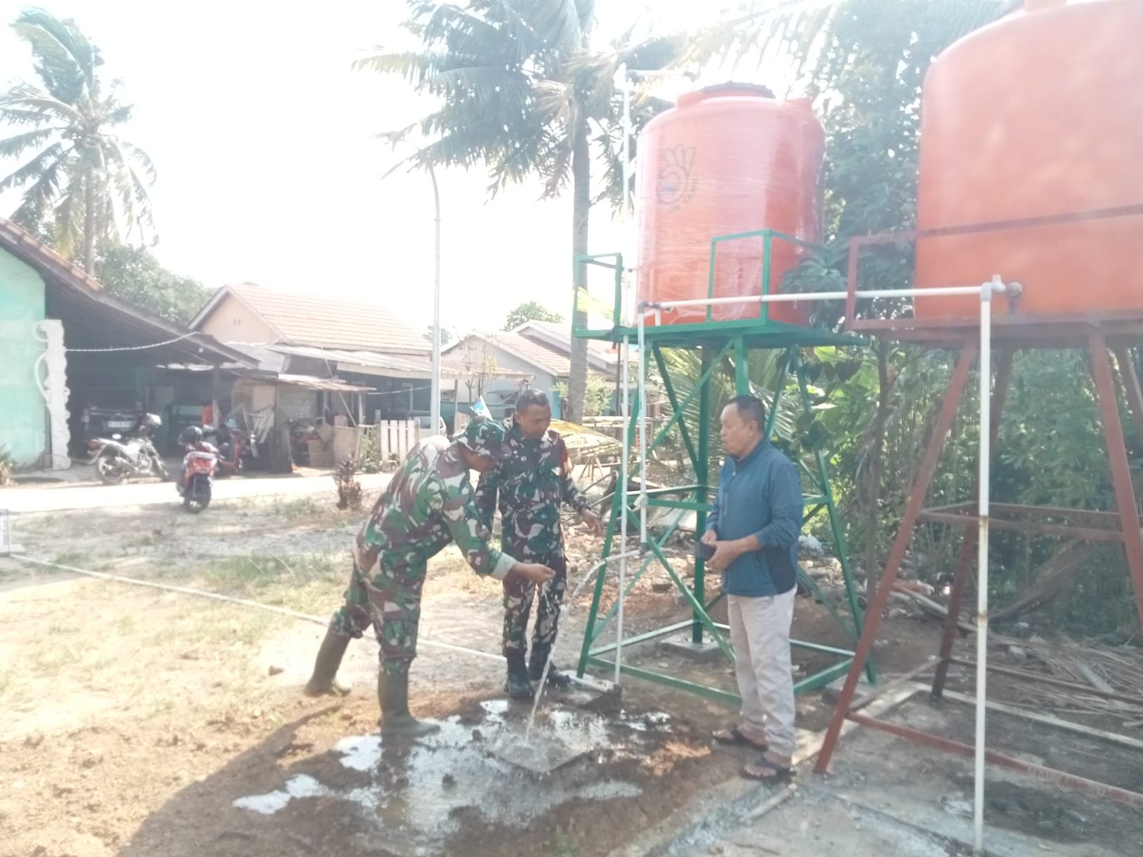 Satgas TMMD ke-129 Palembang Cek Kualitas Air dan Tower Tandon Sumur Bor Musholah Hidayatullah di Talang Betutu