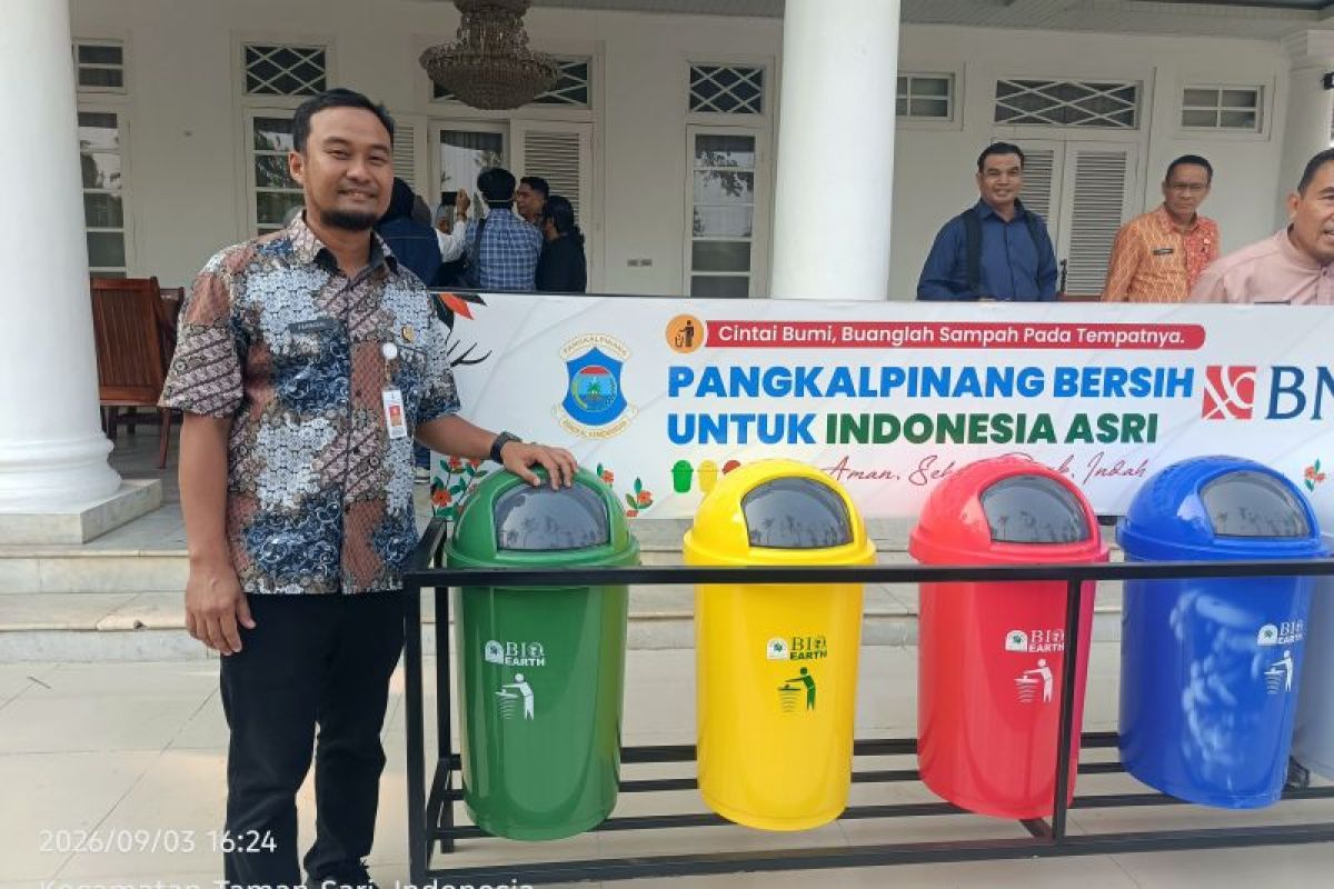 BNI Cabang Pangkalpinang Serahkan Tempat Sampah Lima Warna ke DLH, untuk Edukasi Pilah Sampah di Ruang Publik