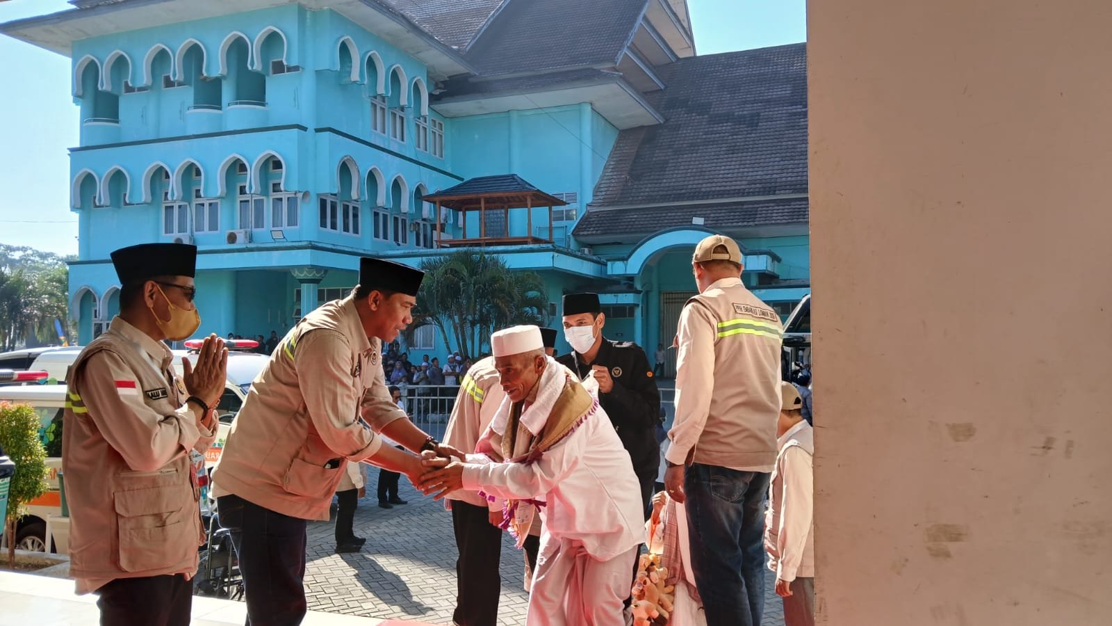 PPIH Embarkasi Lombok Serahkan 393 Jemaah Haji Kloter 2 Asal Lombok Tengah ke Pemda, Tiba dalam Kondisi Sehat