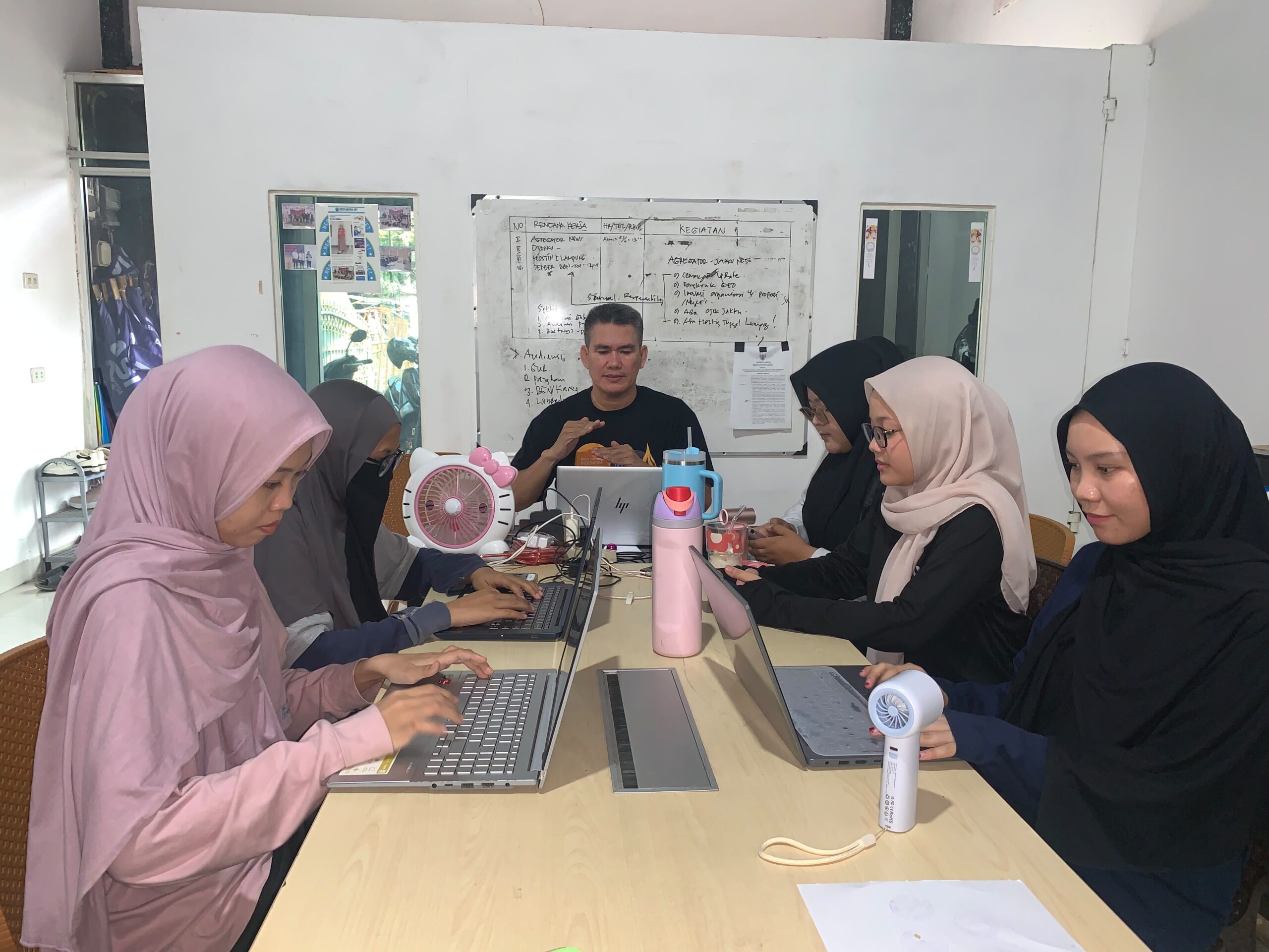 Mahasiswa UIN Raden Intan Lampung Belajar Menulis Opini dan Berita Berbantuan AI di Kantor JMSI Lampung