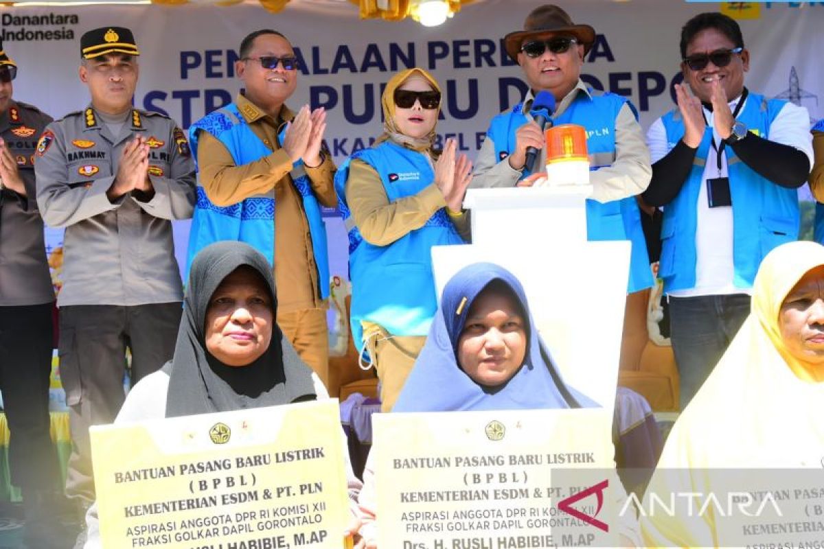 Wagub Gorontalo Idah Rusli Habibie Resmi Nyalakan Listrik Perdana di Pulau Dudepo, 20 kV Kini Mengalir