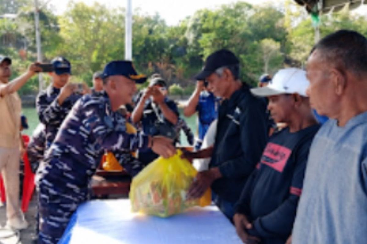 TNI AL Gelar Bakti Sosial di Tual di Tengah Operasi Pengamanan Laut Maluku, Ratusan Nelayan Dapat Layanan Kesehatan Gratis