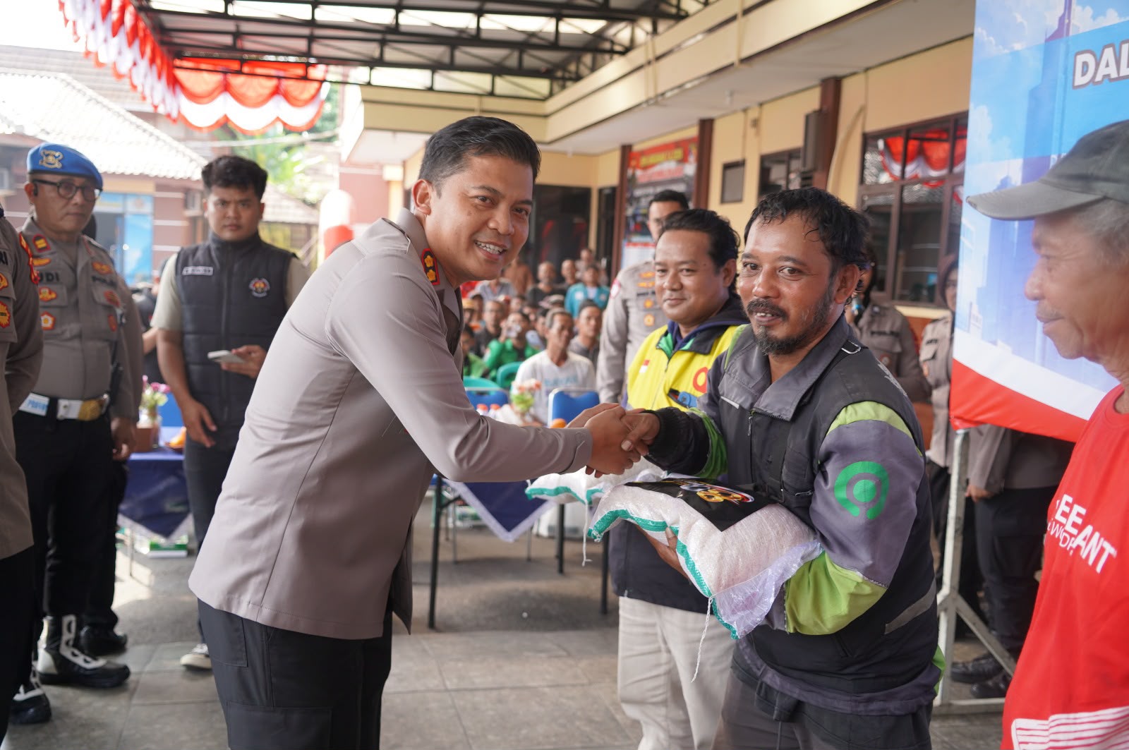 Polres Tasikmalaya Kota Bagikan Ratusan Sembako ke Ojol dan Sopir Angkot Jelang Hari Bhayangkara ke-80