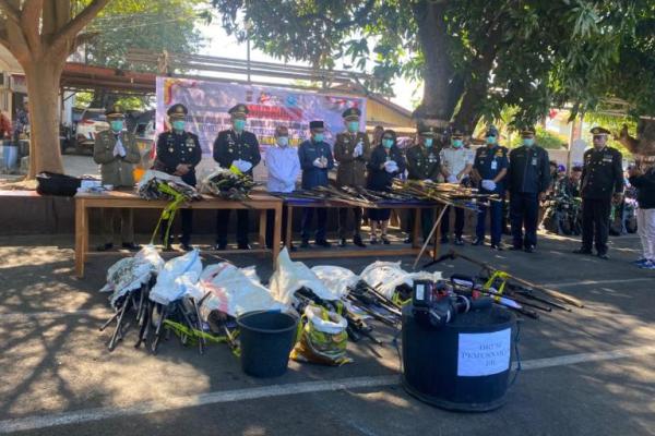 Polres Flores Timur Musnahkan 863 Senjata Api Rakitan Hasil Konflik Antardesa di Pulau Adonara, Tandai Perdamaian