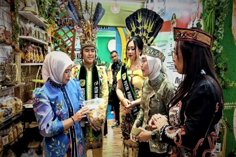 Ketua TP PKK Barito Utara Maya Savitri Shalahuddin Dorong Promosi UMKM Lokal di Kalteng Expo 2026