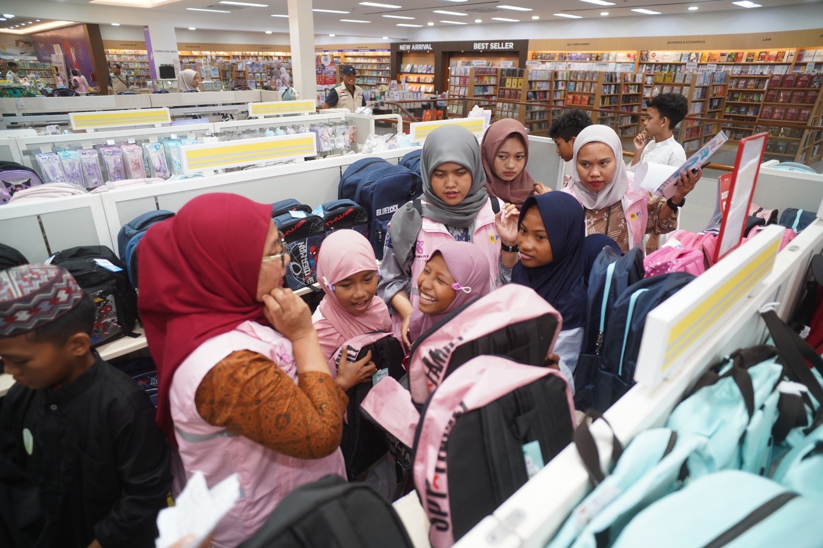 Srikandi PLN Kaltimra Ajak 178 Anak Yatim dan Dhuafa Nonton Bioskop hingga Belanja Perlengkapan Sekolah untuk Peringati Hari Anak Nasional
