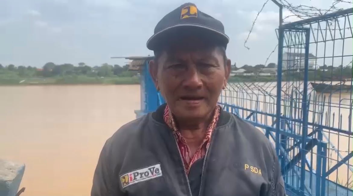 Debit Sungai Batanghari di Jambi Susut di Bawah Normal, Daratan Lumpur Muncul di Tepian dan Ancaman Karhutla Mengintai